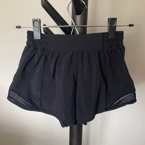 Black Lululemon Hotty Hot Short 4”